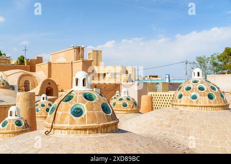 Bellissime cupole con vetri convessi sul tetto panoramico del Sultan Amir Ahmad Bathhouse nel Kashan, Iran. Tradizionale bagno pubblico iraniano. Foto Stock