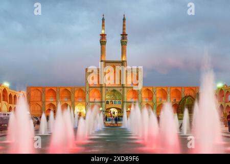 Splendida vista serale del complesso Amir Chakhmaq e della fontana illuminata nella storica città di Yazd, Iran. Foto Stock