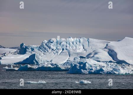 Gli iceberg nella baia di Disko provengono principalmente dal fiordo di ghiaccio del ghiacciaio Sermeq Kujalleq. Foto Stock