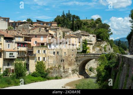 Vaison-la-Romaine. Les Baronnies. Il ponte romano sul fiume Ouveze ai piedi della città. Vaucluse. Provence-Alpes-Côte d'Azur. Francia Foto Stock