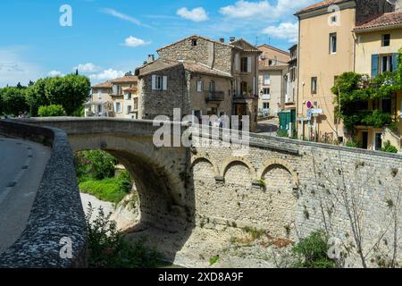 Vaison-la-Romaine. Les Baronnies. Il ponte romano sul fiume Ouveze ai piedi della città. Vaucluse. Provence-Alpes-Côte d'Azur. Francia Foto Stock