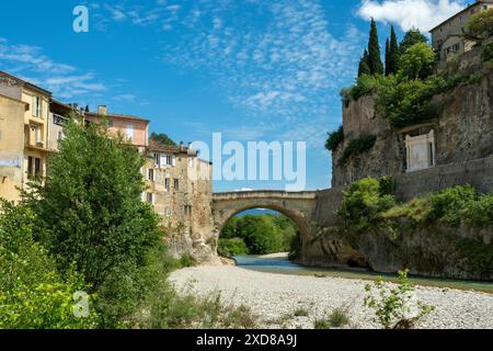 Vaison-la-Romaine. Les Baronnies. Il ponte romano sul fiume Ouveze ai piedi della città. Vaucluse. Provence-Alpes-Côte d'Azur. Francia Foto Stock