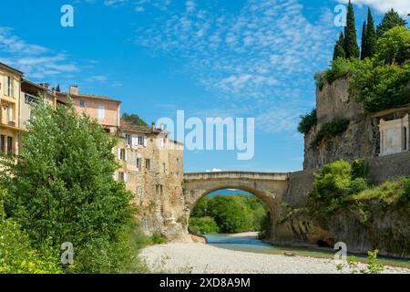 Vaison-la-Romaine. Les Baronnies. Il ponte romano sul fiume Ouveze ai piedi della città. Vaucluse. Provence-Alpes-Côte d'Azur. Francia Foto Stock