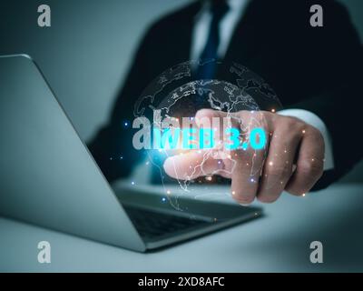 Sviluppo Internet di siti Web, business globale, immagine concettuale Web 3,0 con uomo d'affari Hand Show web 3,0 con globo, rete globale tecnologica, Blockch Foto Stock