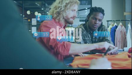 Immagine di icone dei social media che fluttuano su due diversi fotografi maschi che discutono in studio Foto Stock