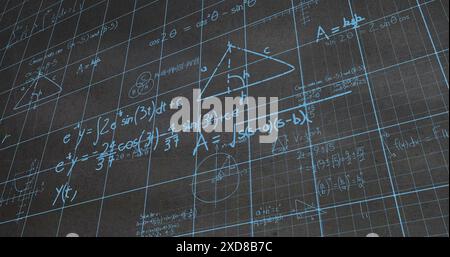 Immagine di equazioni matematiche e formule sulla rete a griglia su sfondo grigio testurizzato Foto Stock