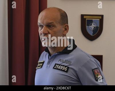 Praga, Repubblica Ceca. 20 giugno 2024. Il presidente della polizia Martin Vondrasek partecipa alla riunione del comitato per la sicurezza della camera bassa, dove i deputati sentono i rappresentanti della polizia parlare lo scorso dicembre 2023 sparatorie alla Facoltà di Arti dell'Università Charles, a Praga, Repubblica Ceca, il 20 giugno 2024. Crediti: Michal Krumphanzl/CTK Photo/Alamy Live News Foto Stock