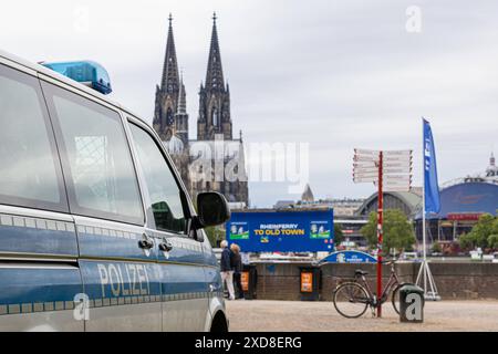 UEFA Euro 2024 - città ospitante Köln während der Fußball Europameisterschaft 20.06.2024 Ein Polizeifahrzeug am Fähranleger der UEFA EURO 2024 RHEINFERRY am Deutzer Rheinufer mit blick auf den Kölner Dom Köln Deutz Nordrhein-Westfalen Deutschland *** UEFA Euro 2024 città ospitante Colonia durante il Campionato europeo di calcio 20 06 2024 A veicolo della polizia presso il molo dei traghetti UEFA EURO 2024 RHEINFERRY sulle rive del Reno a Deutz con vista sulla Cattedrale di Colonia Colonia Colonia Deutz Renania settentrionale-Vestfalia Germania Copyright: xBonn.digitalx/xMarcxJohnx Foto Stock