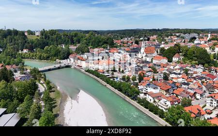 Bad Tölz, Bayern, Deutschland 18. Juni 2024 Hier der Blick auf Bad Tölz Landkreis Bad Tölz-Wolfratshausen mit der Isar der Altstadt, dem Kalvarienberg li., Stadtblick von oben *** Bad Tölz, Baviera, Germania 18 giugno 2024 Ecco la vista del distretto di Bad Tölz Bad Tölz Wolfratshausen con l'isolotto della città vecchia, il Calvary li , vista della città dall'alto Foto Stock