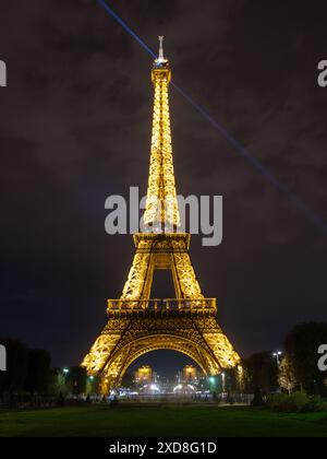 La torre Eiffel illuminata di notte Foto Stock
