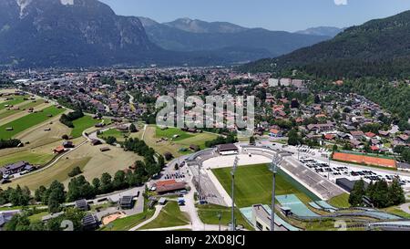 Garmisch-Partenkirchen, Bayern, Deutschland 19. Juni 2024: Ein Sommertag a Garmisch-Partenkirchen. Hier der Blick auf die Stadt, Ortsteil Partenkirchen re., Garmisch li., unten das Olympia Skistadion, Vierschanzentournee *** Garmisch Partenkirchen, Baviera, Germania 19 giugno 2024 Una giornata estiva a Garmisch Partenkirchen qui la vista della città, distretto di Partenkirchen a destra, Garmisch a sinistra, sotto lo stadio olimpico di sci, quattro colline Tournament Foto Stock