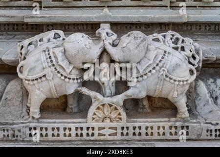 l'esterno delle antiche mura del tempio presenta un'arte unica da un'angolazione diversa Foto Stock