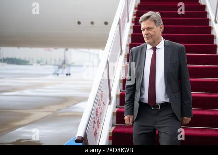 Pechino, Cina. 21 giugno 2024. Robert Habeck (Alleanza 90/Verdi), ministro federale dell'economia e della protezione del clima, arriva all'aeroporto di Pechino capitale durante una visita in Cina. Habeck è arrivato in Cina come parte di un viaggio in Asia orientale. Crediti: Sebastian Christoph Gollnow/dpa/Alamy Live News Foto Stock