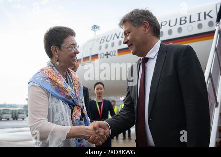 Pechino, Cina. 21 giugno 2024. Patricia Hildegard Flor, Ambasciatrice della Repubblica federale di Germania a Pechino, dà il benvenuto a Robert Habeck (Alleanza 90/Verdi), Ministro federale dell'economia e della protezione del clima, durante una visita in Cina all'aeroporto di Pechino capitale. Habeck è arrivato in Cina come parte di un viaggio in Asia orientale. Crediti: Sebastian Christoph Gollnow/dpa/Alamy Live News Foto Stock