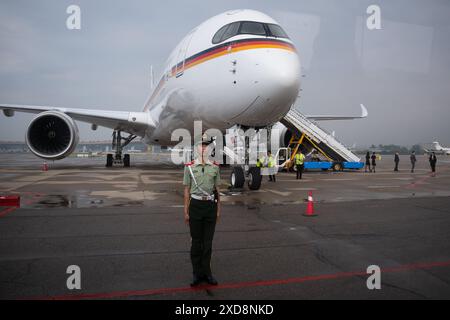 Pechino, Cina. 21 giugno 2024. Un soldato si trova di fronte all'aereo dell'aeronautica durante una visita del ministro dell'economia Habeck in Cina all'aeroporto di Pechino capitale. Habeck è arrivato in Cina come parte di un viaggio in Asia orientale. Crediti: Sebastian Christoph Gollnow/dpa/Alamy Live News Foto Stock