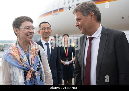 Pechino, Cina. 21 giugno 2024. Patricia Hildegard Flor, Ambasciatrice della Repubblica federale di Germania a Pechino, dà il benvenuto a Robert Habeck (Alleanza 90/Verdi), Ministro federale dell'economia e della protezione del clima, durante una visita in Cina all'aeroporto di Pechino capitale. Habeck è arrivato in Cina come parte di un viaggio in Asia orientale. Crediti: Sebastian Christoph Gollnow/dpa/Alamy Live News Foto Stock