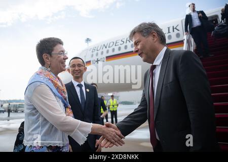 Pechino, Cina. 21 giugno 2024. Patricia Hildegard Flor, Ambasciatrice della Repubblica federale di Germania a Pechino, dà il benvenuto a Robert Habeck (Alleanza 90/Verdi), Ministro federale dell'economia e della protezione del clima, durante una visita in Cina all'aeroporto di Pechino capitale. Habeck è arrivato in Cina come parte di un viaggio in Asia orientale. Crediti: Sebastian Christoph Gollnow/dpa/Alamy Live News Foto Stock