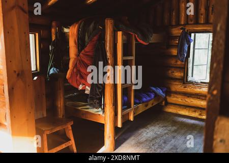 Letti a castello con sacchi a pelo in cabina di legno Foto Stock