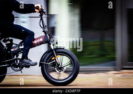 DORDRECHT - Una FAT bike sulla strada pubblica di Dordrecht. La FAT bike è un mezzo di trasporto popolare tra i giovani, ma provoca anche molti incidenti perché alcune di queste FAT bike sono utilizzate illegalmente. Foto: ANP / Hollandse Hoogte / Jeffrey Groeneweg netherlands Out - belgium Out Foto Stock