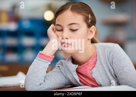 Scuola, burnout e stanca ragazza in classe con adhd, annoiata o esausta imparando, esame o studio. Bambini, depressione o studenti frustrati Foto Stock
