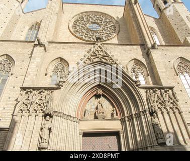 Santa Maria del Mar con rosone e muratura in pietra a Barcellona Foto Stock