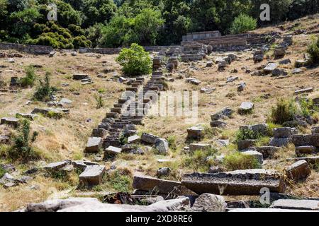 Antichi passi dell'anfiteatro e pietre rovinate Foto Stock