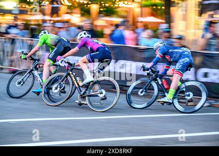 Ciclisti impressionisti e sfocati in una gara Foto Stock