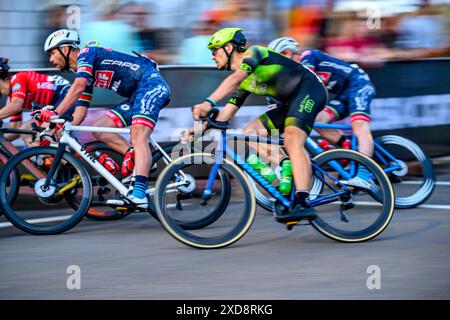 Ciclisti impressionisti e sfocati in una gara Foto Stock