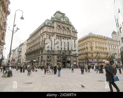 Affollata piazza urbana con edifici storici e negozi moderni Foto Stock