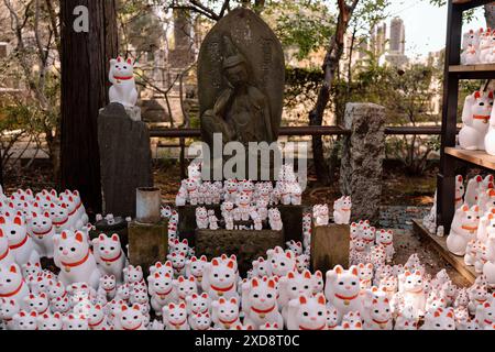 Figure Maneki-Neko al Tempio di Gotokuji, Tokyo, Giappone Foto Stock