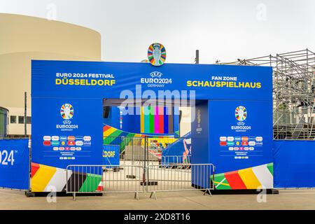 Dusseldorf, Germania - 7 maggio 2024: Fan zone a Düsseldorf sulla Gustaf-Gründgens-Platz. Teatro per tifosi di calcio durante il Campionato europeo di germe Foto Stock