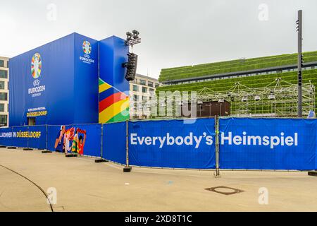 Dusseldorf, Germania - 7 maggio 2024: Fan zone a Düsseldorf sulla Gustaf-Gründgens-Platz. Teatro per tifosi di calcio durante il Campionato europeo di germe Foto Stock