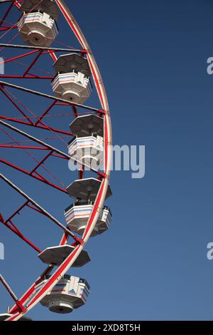 Primo piano delle cabine della ruota panoramica contro un cielo blu limpido. Foto Stock