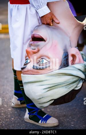 Mano che tiene l'uomo dalla testa grossa nella processione del Corpus Christi Foto Stock