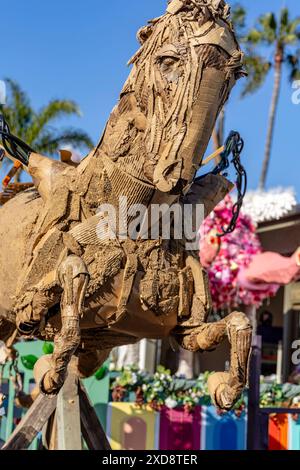 La celebrazione del solstizio d'estate invita la residenza di Santa Barbara a partecipare a workshop per imparare a realizzare maschere, costumi e costruire carri allegorici per il 2024 Summer Solstice Festival and Parade presso il Community Arts Workshop di Santa Barbara, CALIFORNIA, il 20 giugno 2024. Il tema di quest'anno: Voli di fantasia! (Foto di Rod Rolle/Sipa USA) credito: SIPA USA/Alamy Live News Foto Stock
