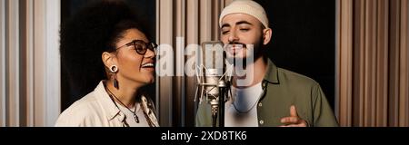 Un uomo e una donna cantano appassionatamente in un microfono durante le prove di una band musicale in uno studio di registrazione. Foto Stock