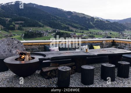 Patio esterno con mobili in legno e vista sulle montagne Foto Stock