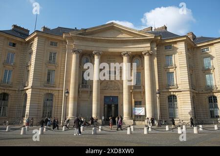 Facciata della Facoltà di giurisprudenza di Parigi con la Scuola di giurisprudenza Assas e la Scuola di giurisprudenza della Sorbona nel quartiere Latino, Place du Pantheon a Parigi, Francia. Foto Stock