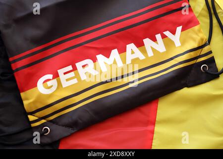 KIEV, UCRAINA - 20 APRILE 2024 disegno bandiera Germania con iscrizione su borsa in tessuto primo piano Foto Stock
