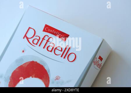 KIEV, UCRAINA - 20 APRILE 2024 Ferrero Raffaello dolci premium prodotti dal cioccolatiere italiano Ferrero Spa su sfondo bianco. Le caramelle Raffaello sono una confezione sferica di mandorle di cocco Foto Stock