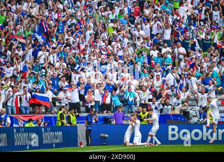 Slowenische fans bejubeln das Tor ihrer Mannschaft waehrend des Spiels der UEFA EURO 2024 - Gruppe C zwischen Slowenien und Serbien, Fussball Arena München am 20. Giugno 2024 a München, Deutschland. Foto von Fans della Slovenia festeggia il gol della propria squadra durante la partita UEFA EURO 2024 - gruppo C tra Slovenia e Serbia all'Arena di Monaco di Baviera il 20 giugno 2024 a Monaco di Baviera, in Germania. Foto di Defodi-738 738 SVNSRB 20240620 381 *** i tifosi sloveni celebrano il gol della loro squadra durante la partita UEFA EURO 2024 del gruppo C tra Slovenia e Serbia alla Munich Football Arena il 20 giugno 2024 a Foto Stock