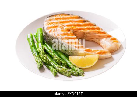 piatto di bistecca di salmone grigliata con asparagi isolati su fondo bianco Foto Stock