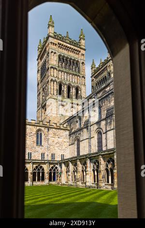 Chiostri e prato interno di Durham Cathdral, Regno Unito Foto Stock