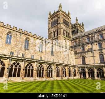 Chiostri e prato interno di Durham Cathdral, Regno Unito Foto Stock