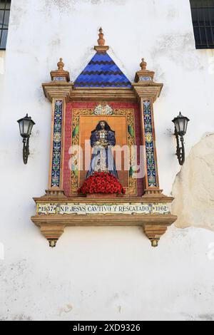 Cadice, Andalusia, Spagna - 23 ottobre 2023: Pala d'altare piastrellata di Gesù Cristo sulle mura della parrocchia di Santa Cruz nella città vecchia di Cadice Foto Stock