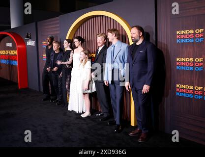 New York, Stati Uniti. 20 giugno 2024. Mamoudou Athie, Willem Dafoe, Emma Stone, Margaret Qualley, Merah Benoit, Jesse Plemons, Joe Alwyn e Yorgos Lanthimos arrivano sul tappeto rosso alla premiere "Types of Kindness" di Searchlight a New York al Museum of Modern Art giovedì 20 giugno 2024 a New York City. Foto di John Angelillo/UPI credito: UPI/Alamy Live News Foto Stock