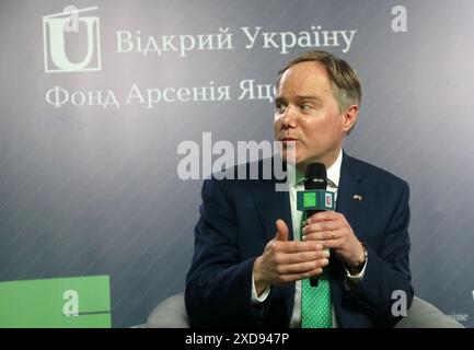 Non esclusivo: KIEV, UCRAINA - 19 GIUGNO 2024 - Ambasciatore straordinario e plenipotenziario del Regno Unito di Gran Bretagna e Irelan settentrionale Foto Stock