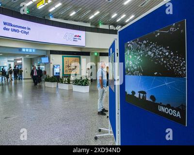 Vienna, Austria, Austria. 19 giugno 2024. Una mostra fotografica UNOOSA all'interno del VIC dell'ONU di Vienna in concomitanza con la 67a sessione del COPUOS delle Nazioni Unite. 2024. Quest'anno c'è molta attenzione all'accumulo di detriti e alla futura gestione dei viaggi spaziali e delle politiche nello spazio. (Credit Image: © Bianca Otero/ZUMA Press Wire) SOLO PER USO EDITORIALE! Non per USO commerciale! Foto Stock