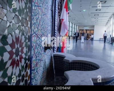 Vienna, Austria, Austria. 19 giugno 2024. Una fontana perpetua, un regalo dall'Iran all'interno delle sale della vittima delle Nazioni Unite di Vienna. (Credit Image: © Bianca Otero/ZUMA Press Wire) SOLO PER USO EDITORIALE! Non per USO commerciale! Foto Stock
