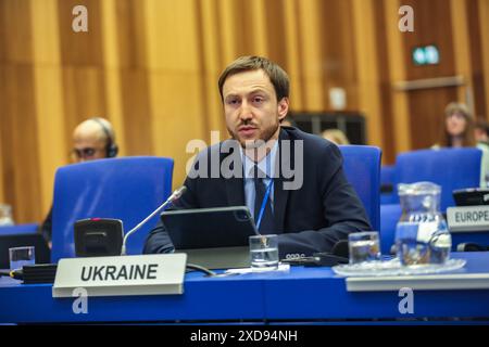 Vienna, Austria, Austria. 19 giugno 2024. Un delegato dell'Ucraina parla al Comitato sugli usi pacifici dello spazio esterno: 2024 ha tenuto che è . La sessantasettesima sessione a Vienna, che inizierà il 19 giugno per una conferenza annuale di due settimane che brinderà insieme i 102 membri. Il COPUOS, sviluppato dopo il lancio dello Sputnik, è un comitato delle Nazioni Unite il cui compito principale è quello di rivedere e promuovere la cooperazione internazionale negli usi pacifici dello spazio, nonché di considerare le questioni legali derivanti dall'esplorazione dello spazio. Nel suo inizio, la preoccupazione principale era che lo spazio dovesse essere utilizzato Foto Stock